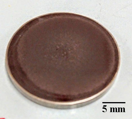 Foto del rivestimento AlTiN spallato depositato con pN2 del 20% su substrato di Ti6Al4V commerciale lucido